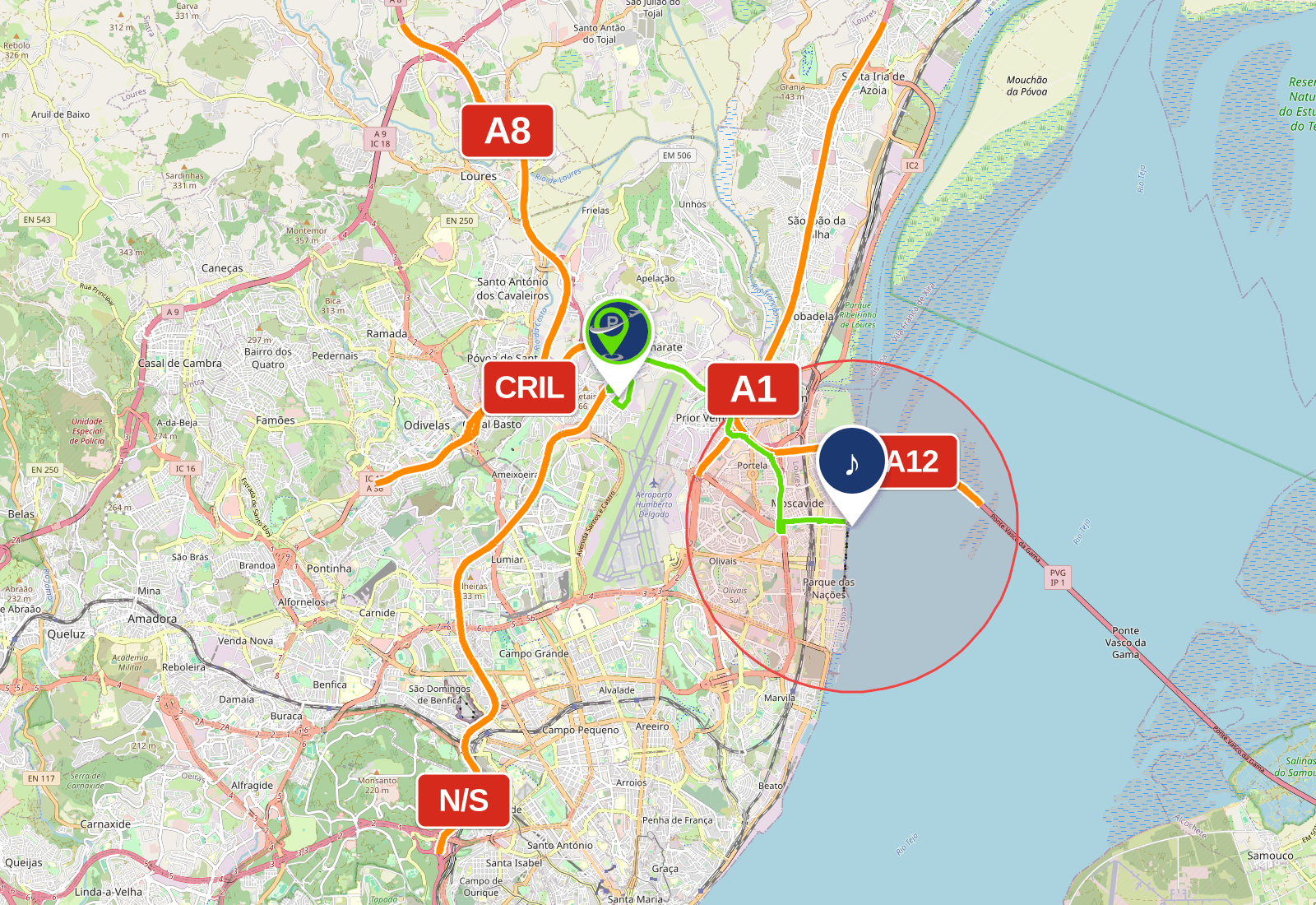 Mapa OpenStreetMap a mostrar o Parque Check-in Park junto aos grandes acessos de Lisboa (A8, A1, A12, CRIL e eixo N/S), ligado ao recinto do concerto por uma linha verde, com a zona de tráfego intenso assinalada à volta do recinto.