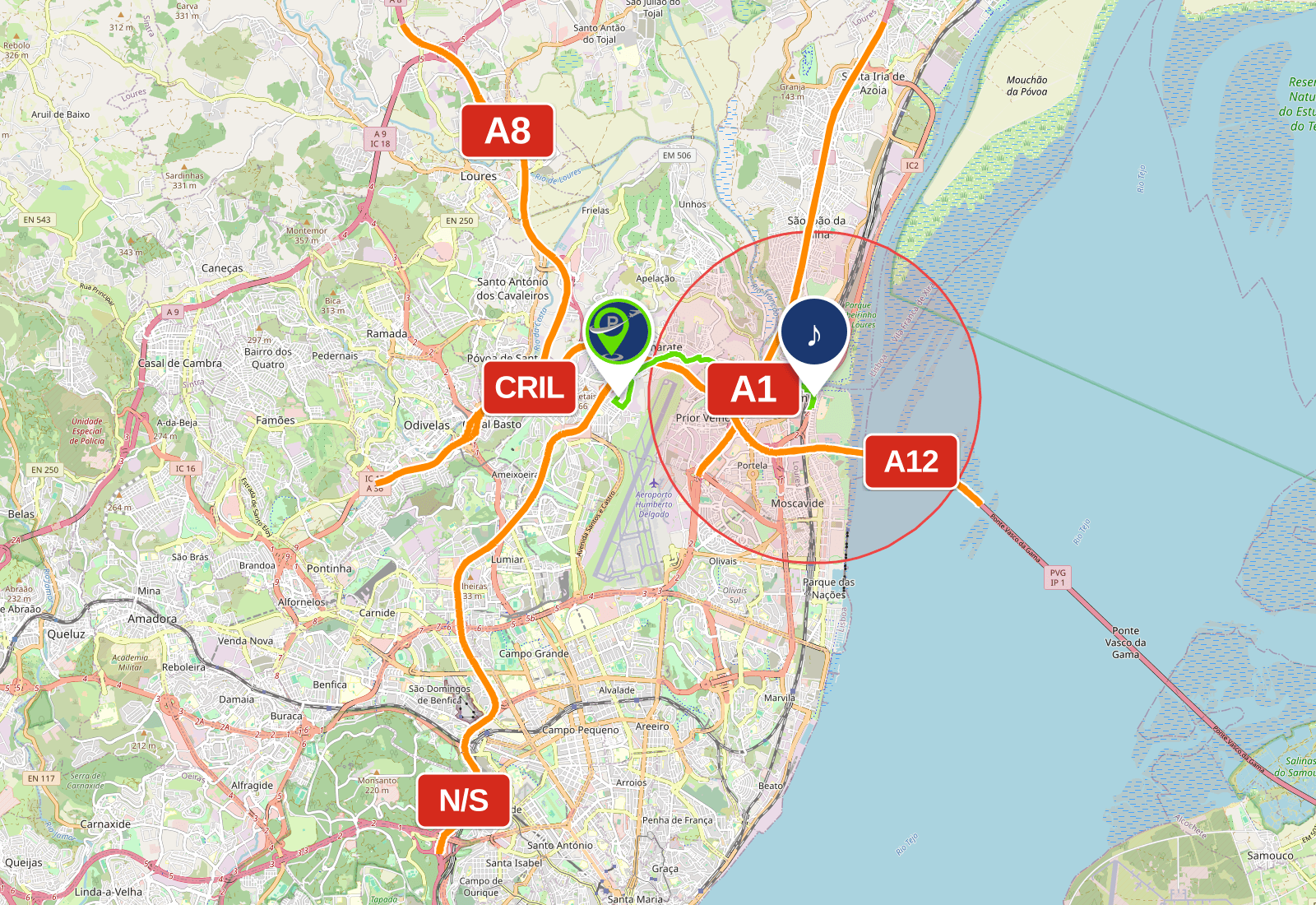Mapa OpenStreetMap a mostrar o Parque Check-in Park junto aos grandes acessos de Lisboa (A8, A1, A12, CRIL e eixo N/S), ligado ao recinto do concerto por uma linha verde, com a zona de tráfego intenso assinalada à volta do recinto.